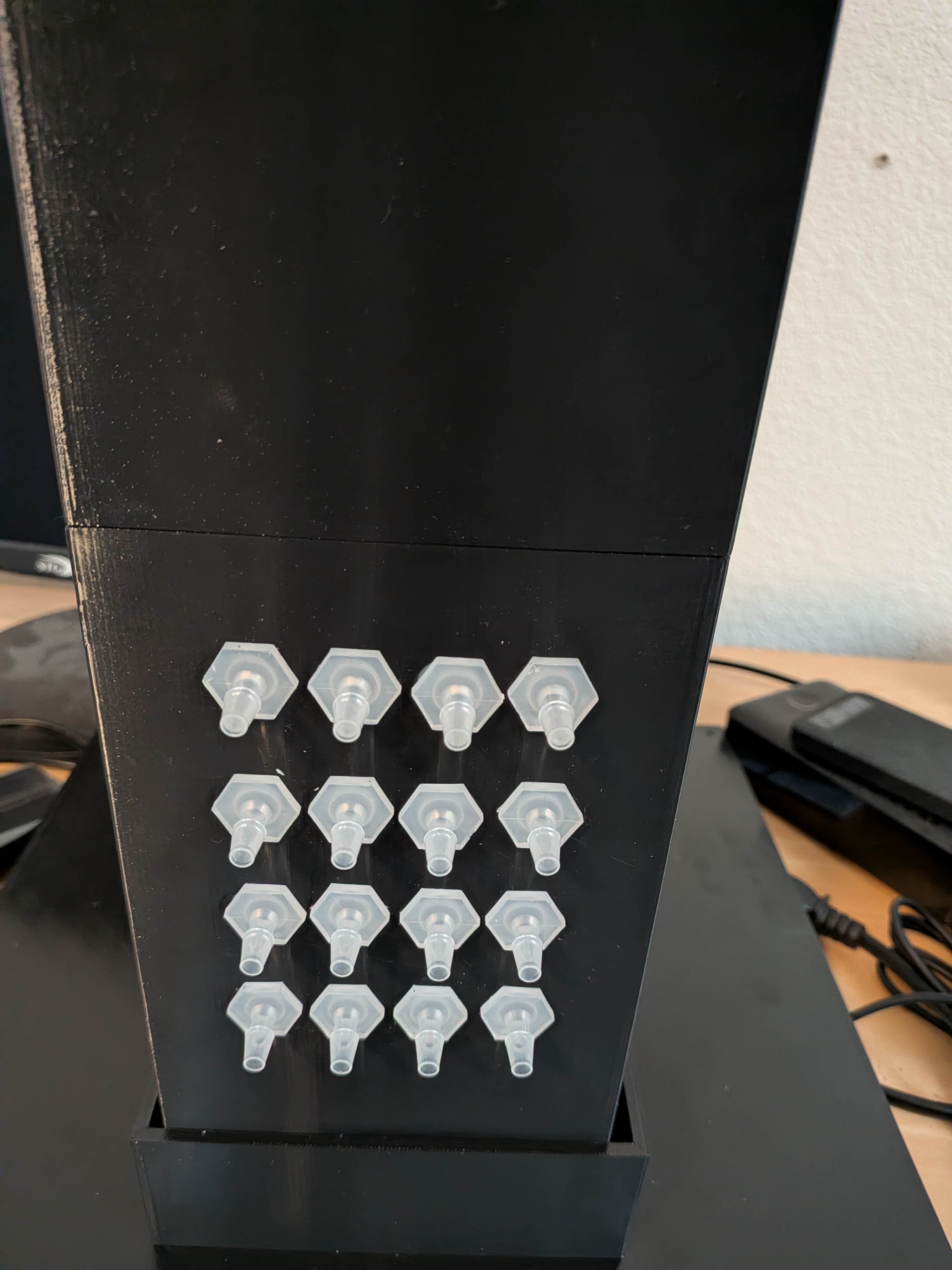 16 dispensing nozzles arranged in a 4x4 grid on the HaloBar column